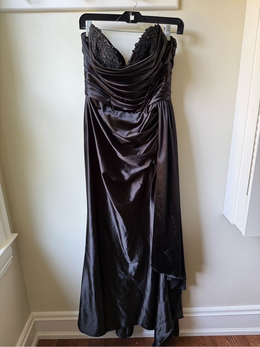 SHERRI HILL Satin Black Beaded Gown Formal Old Hollywood Dark Romantic 12